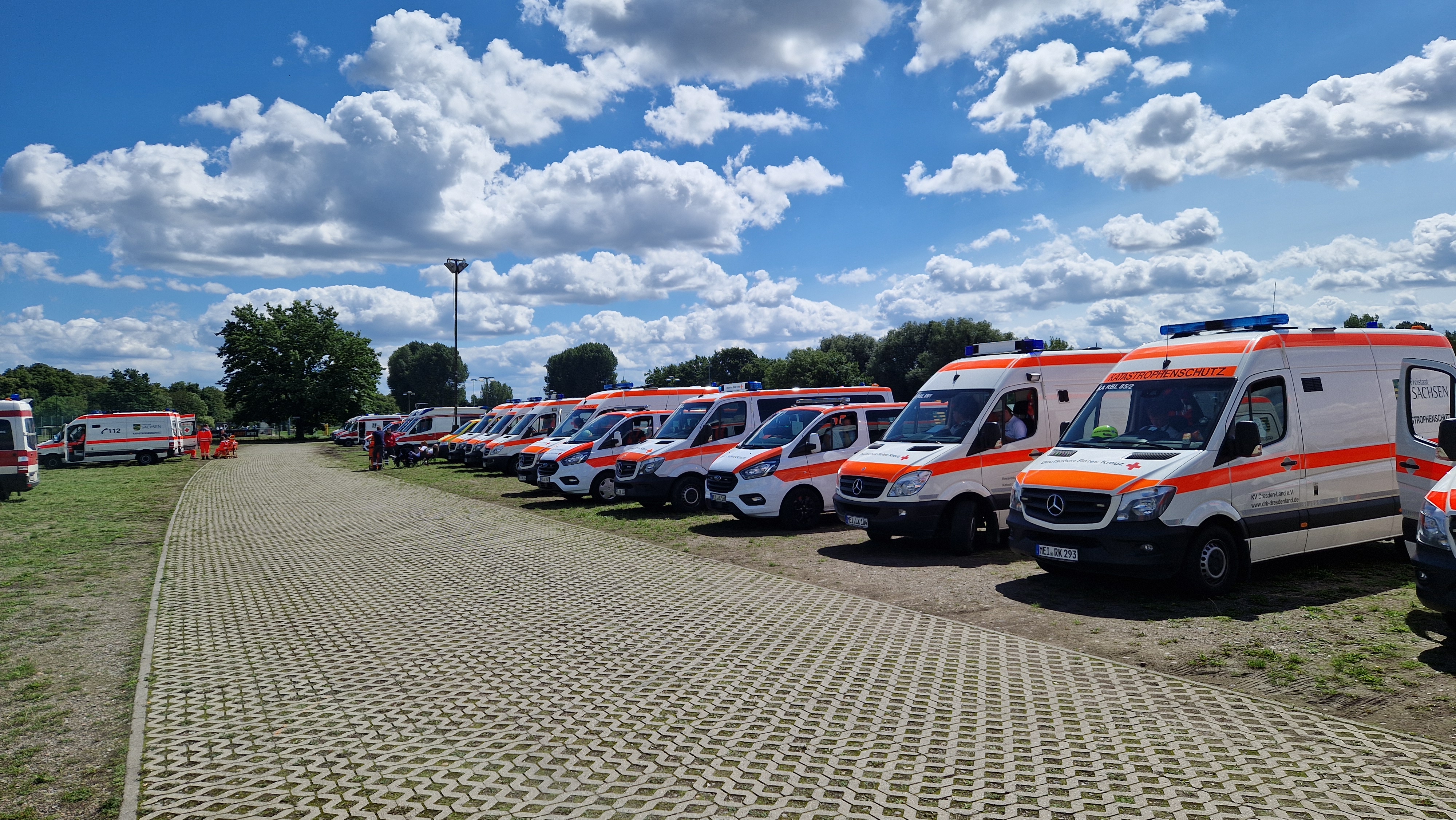 Notfallkrankenwagen warten auf den nächsten Einsatzauftrag