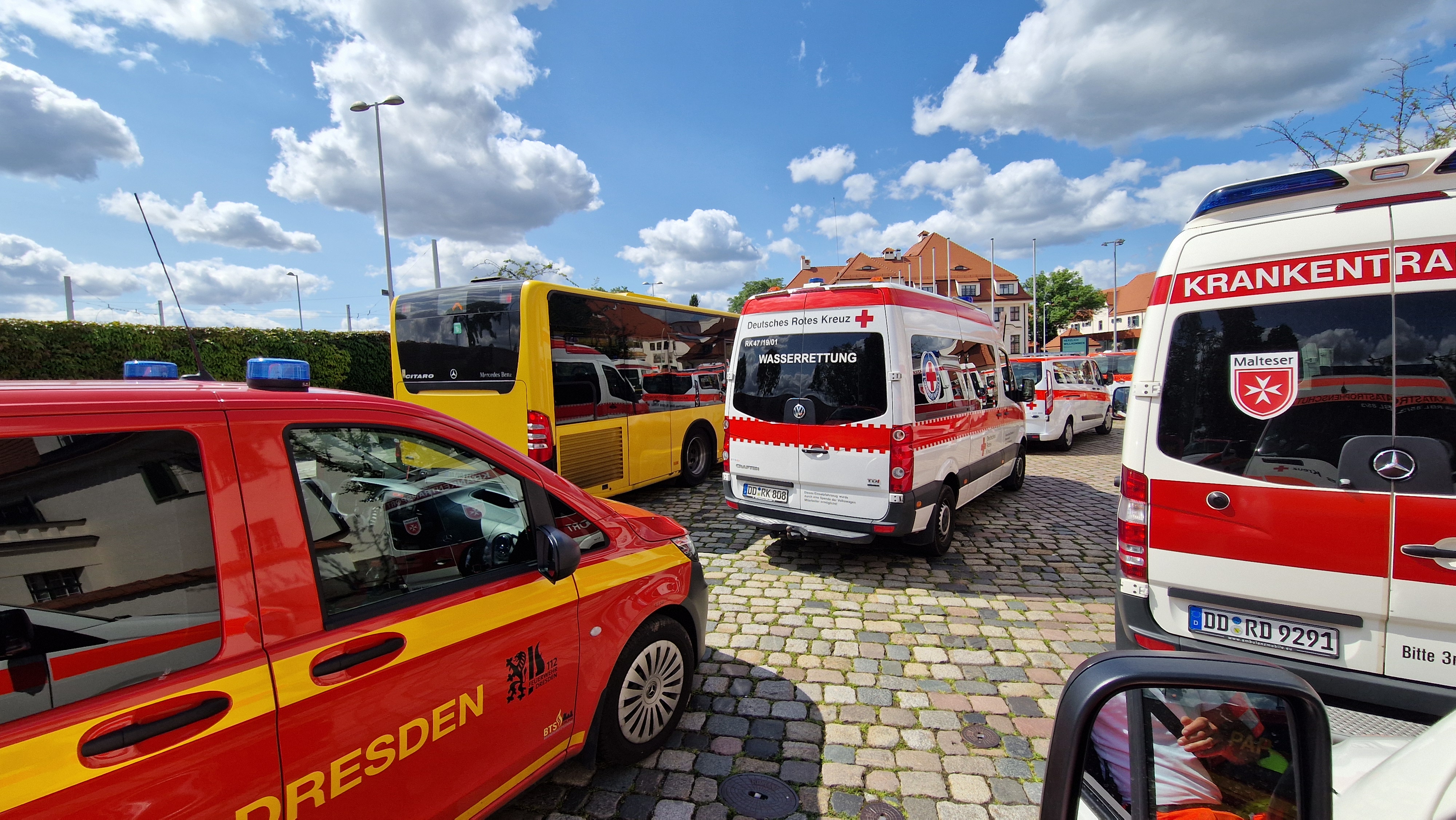 Einsatzkräfte verschiedener Hilfsorganisationen unterstützen bei der Evakuierung