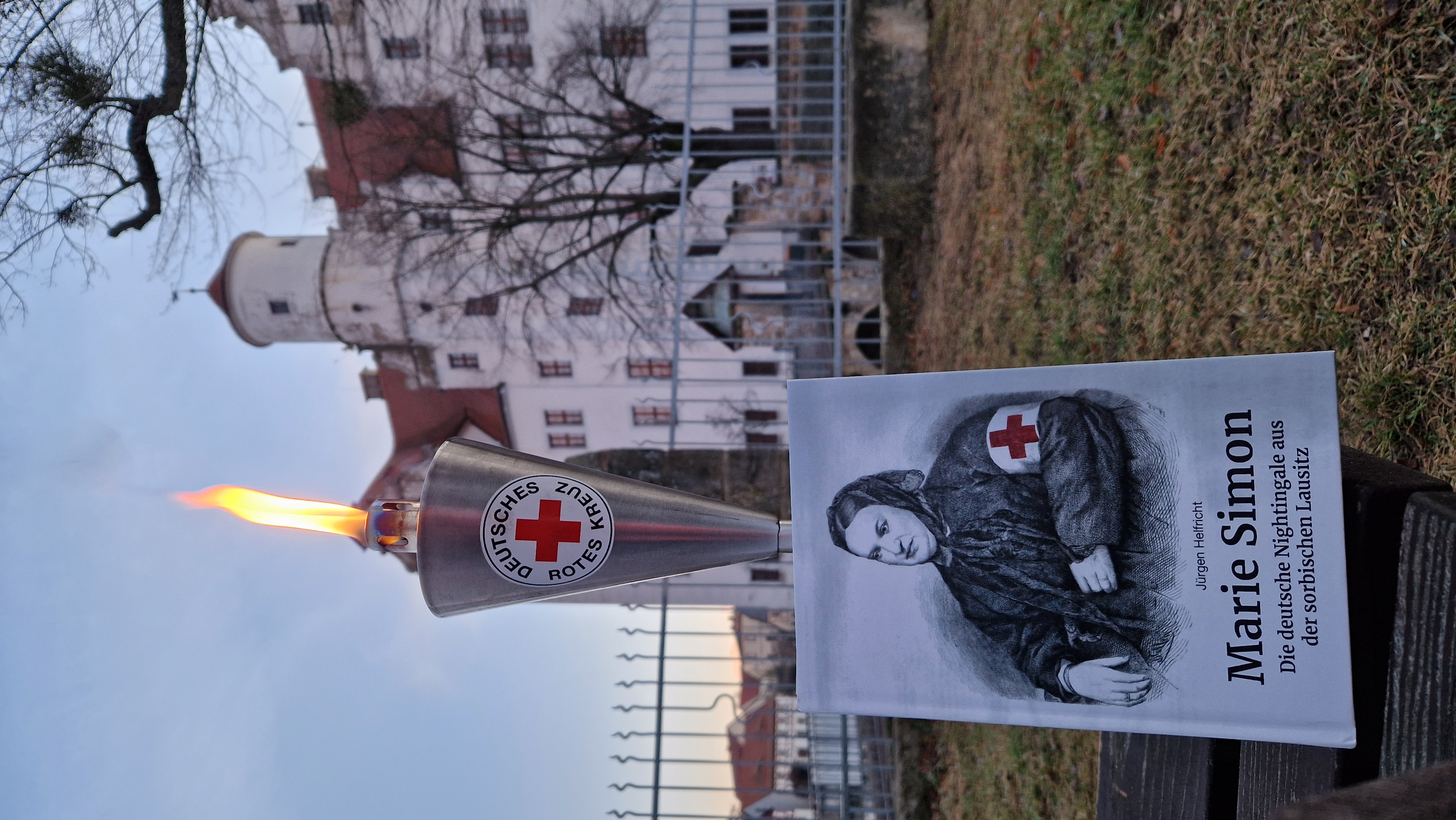 Ein Buch über Marie Simon mit brennender Fackel, im Hintergrund ein Schloss