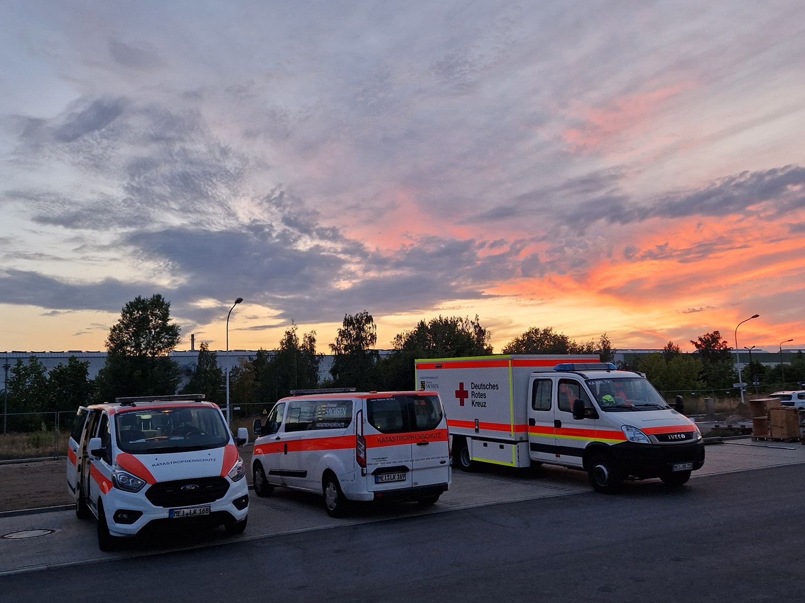 DRK-Einsatzfahrzeuge im Abendrot