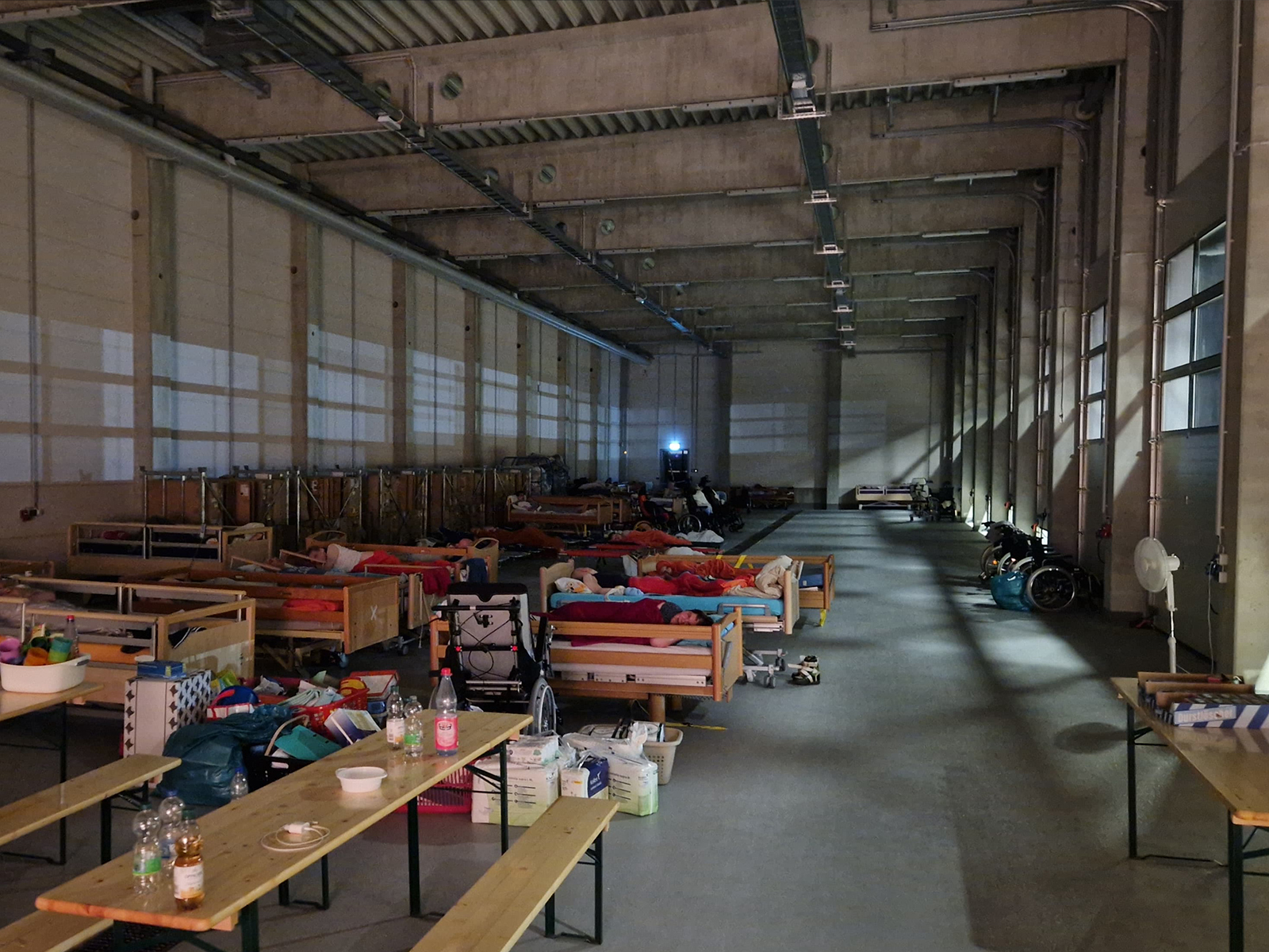 Pflegebetten in einer Lagerhalle