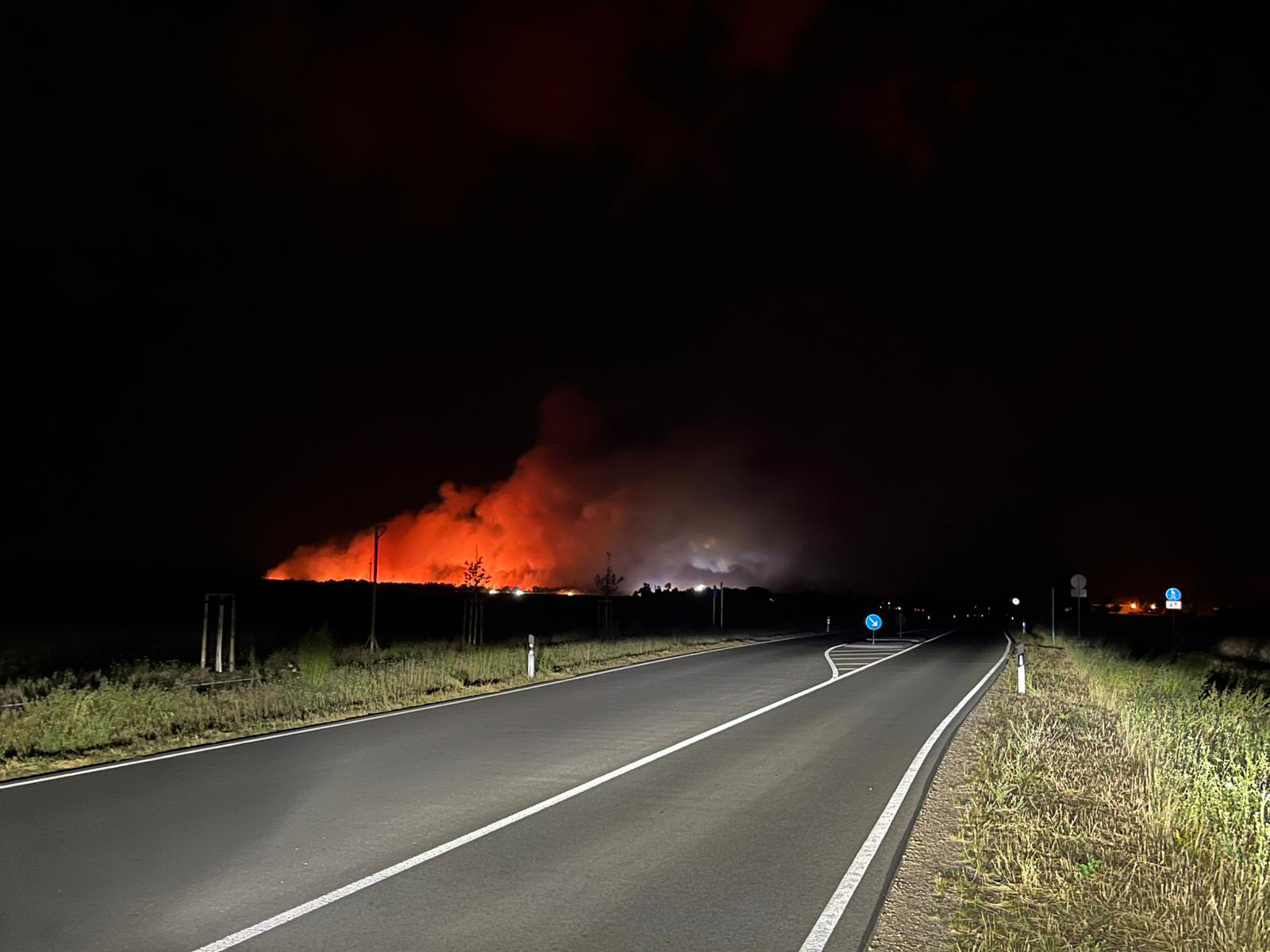 Feuerschein im Hintergrund einer Straße