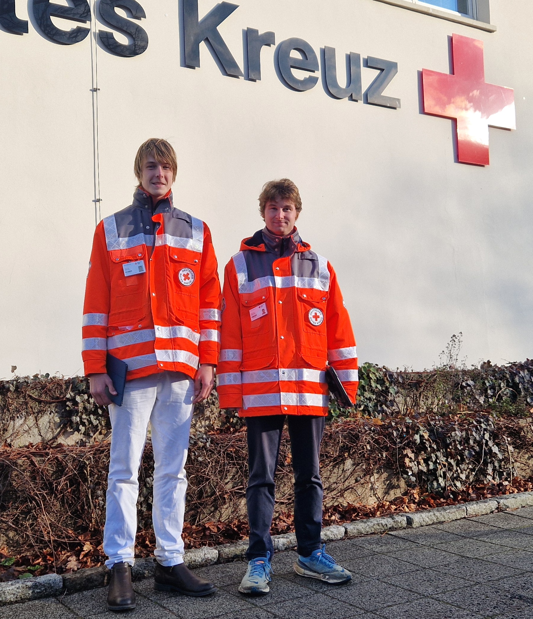 Mitgliederwerber in Rotkreuz-Jacken