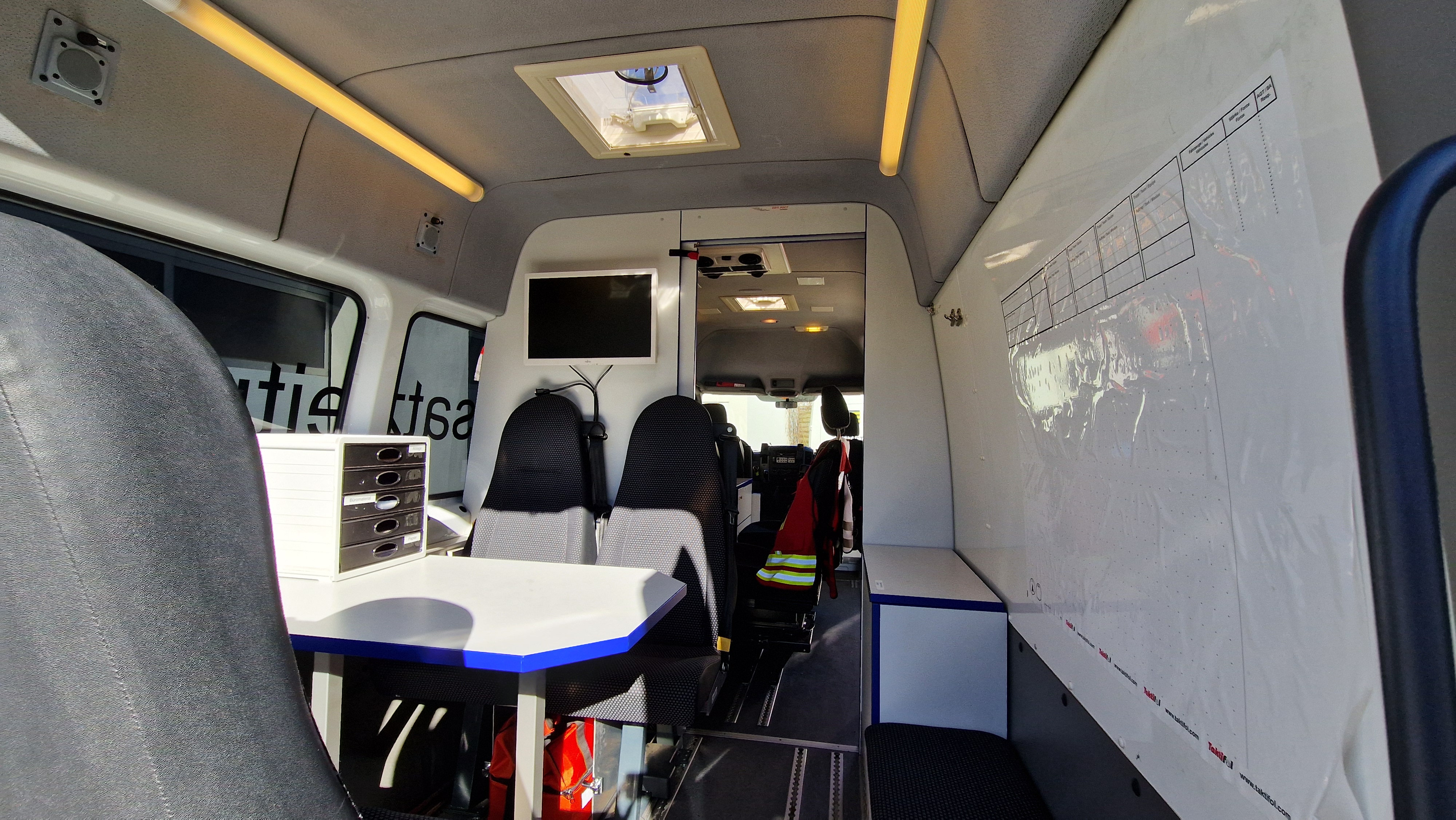 Besprechungsraum mit vier Sitzen, Tisch, Sitzbank, Whiteboard