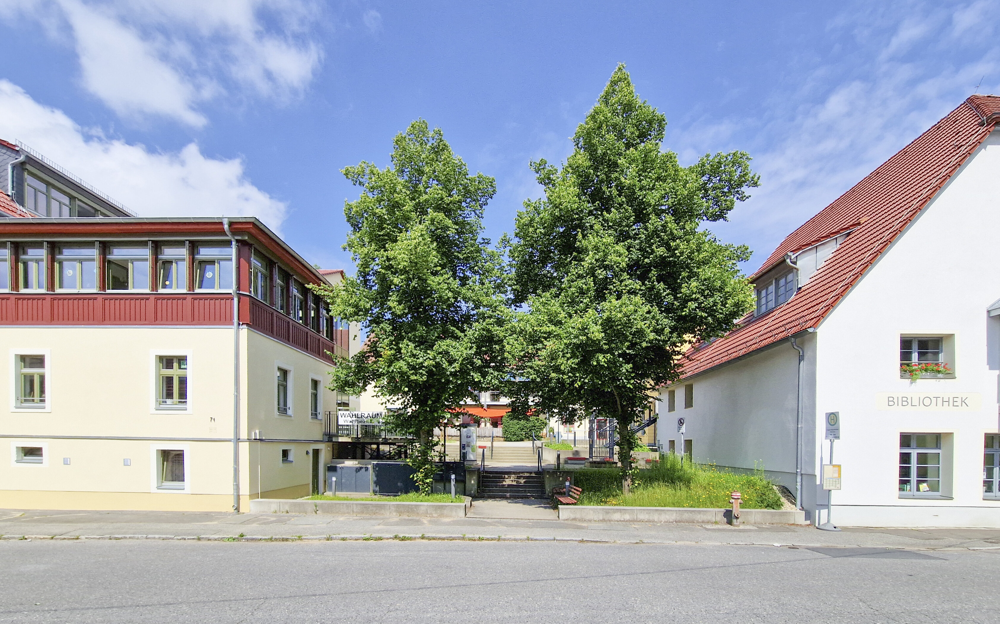 Durchgang zwischen zwei sanierten Gebäuden des alten Rittergutes mit Lindenbäumen