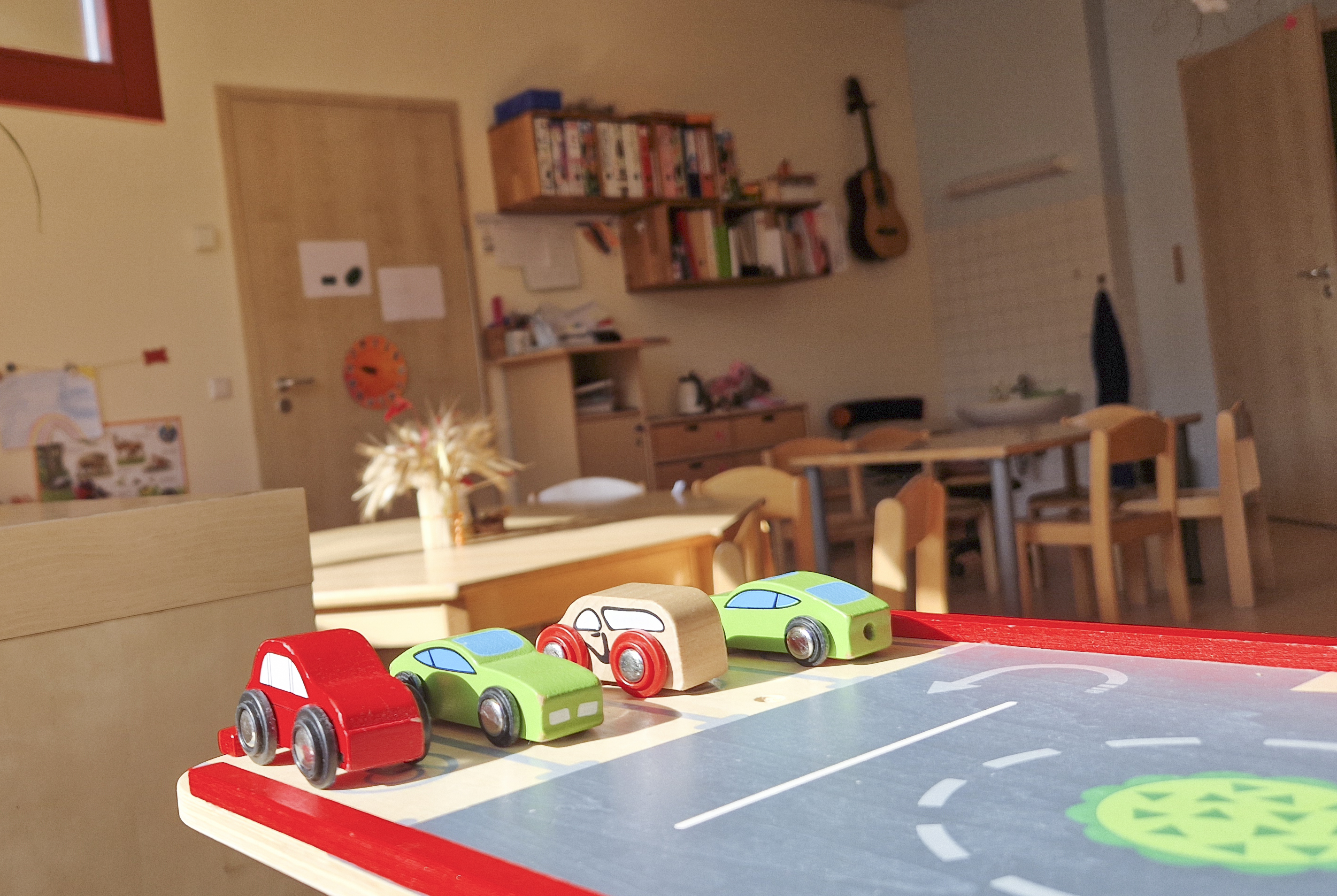 Spieltisch mit Holzautos und -flugzeugen