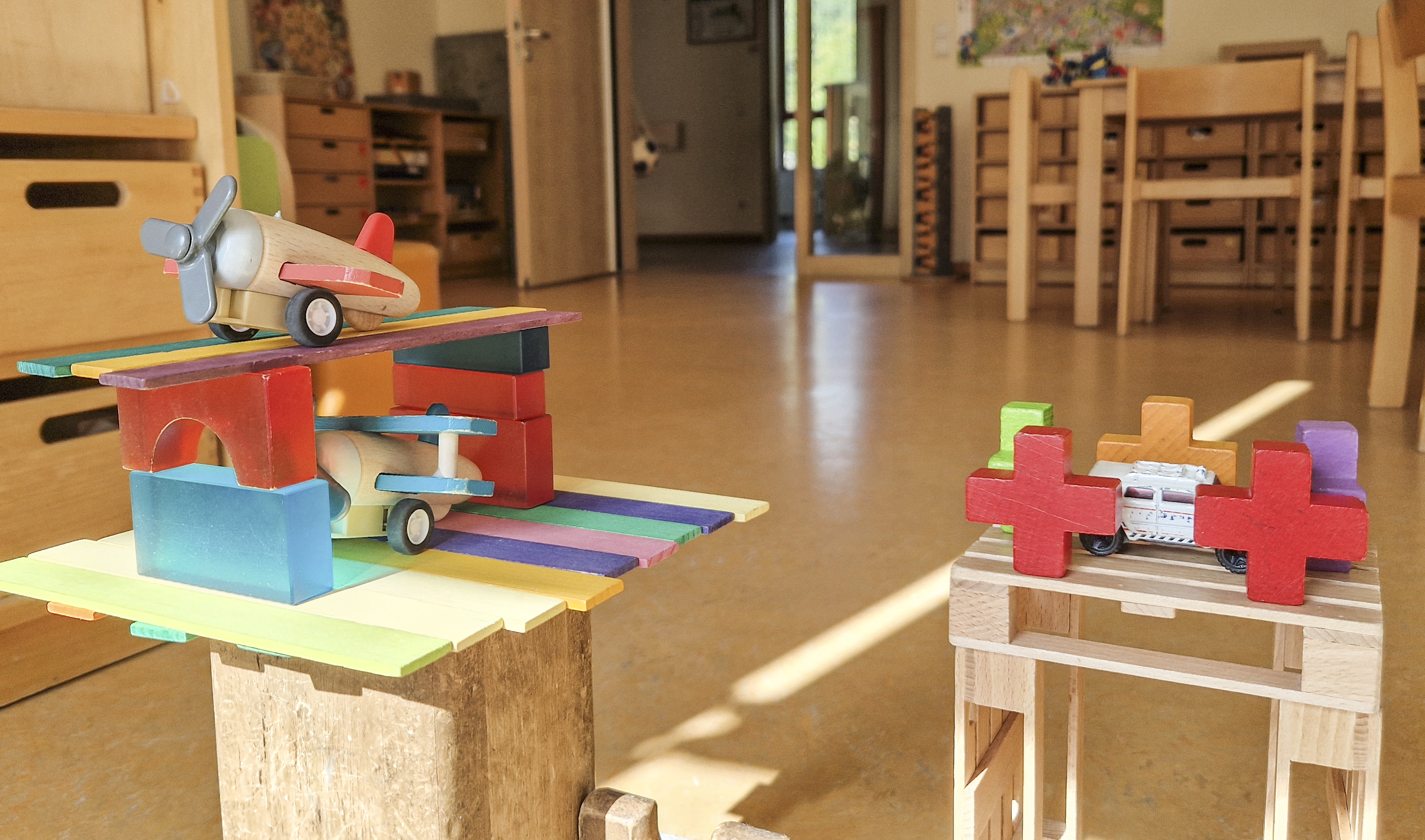 Holzspielzeuge, Autos, Spielzeuggebäude