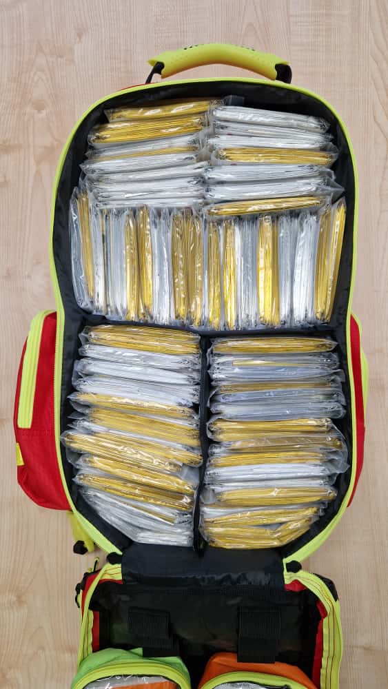 Innenansicht des Rucksacks mit über 100 Rettungsdecken