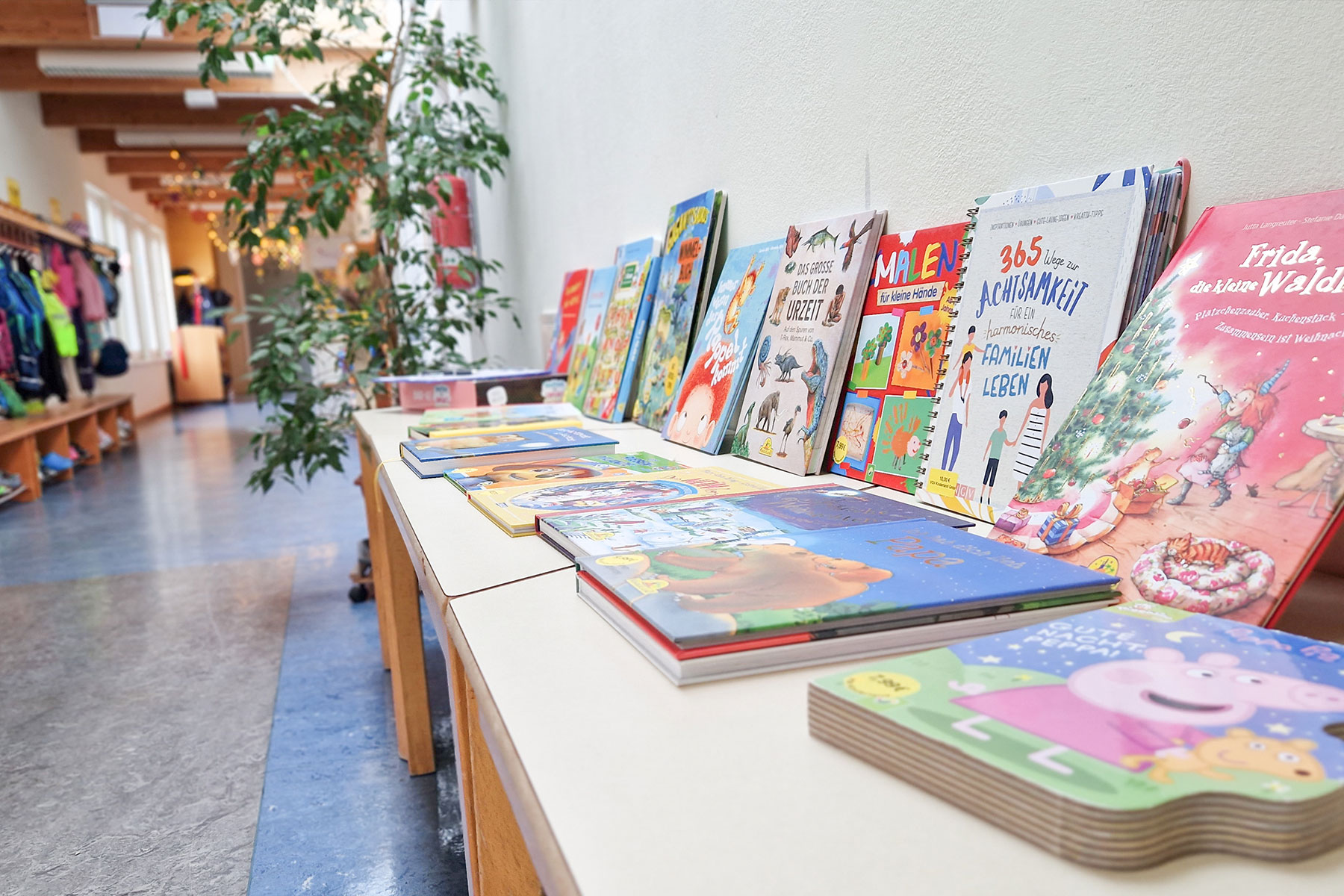 Bücherboard mit Kinderbüchern