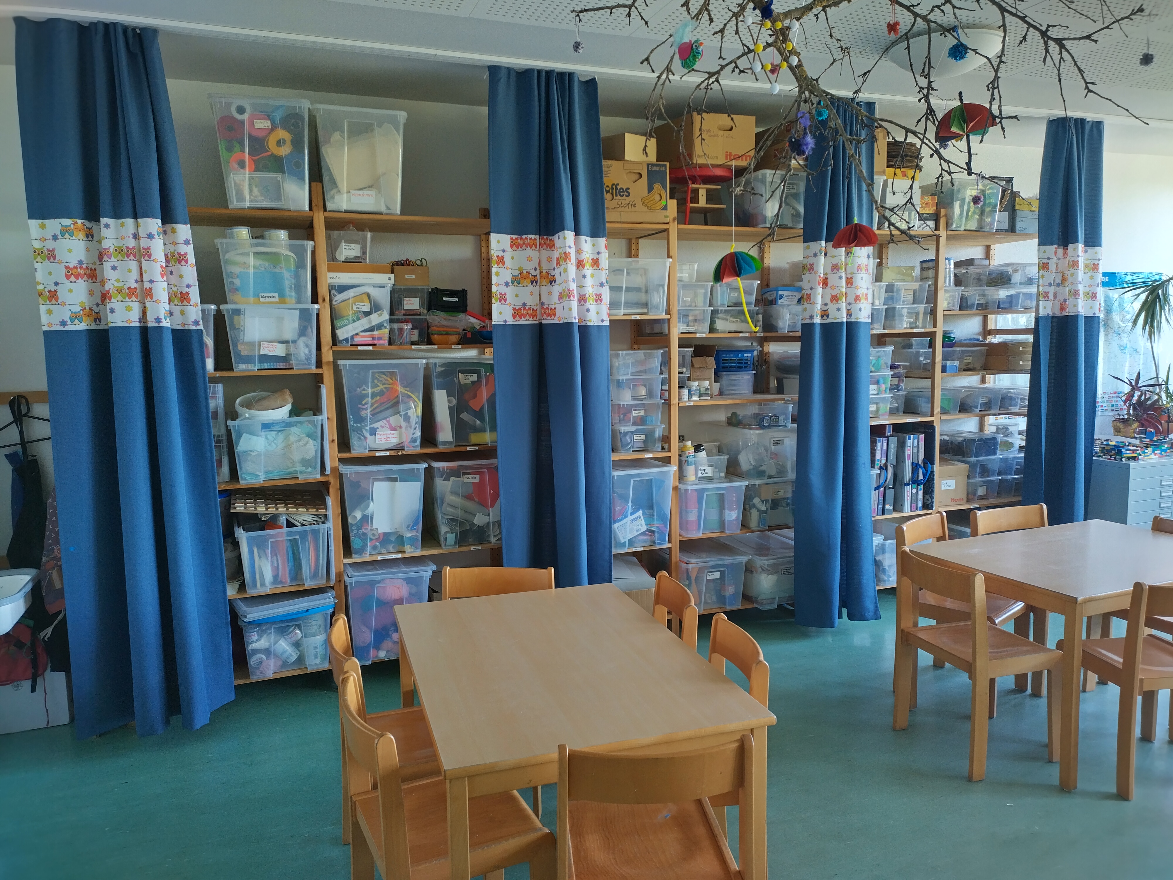 Regal mit Spielmaterialien
