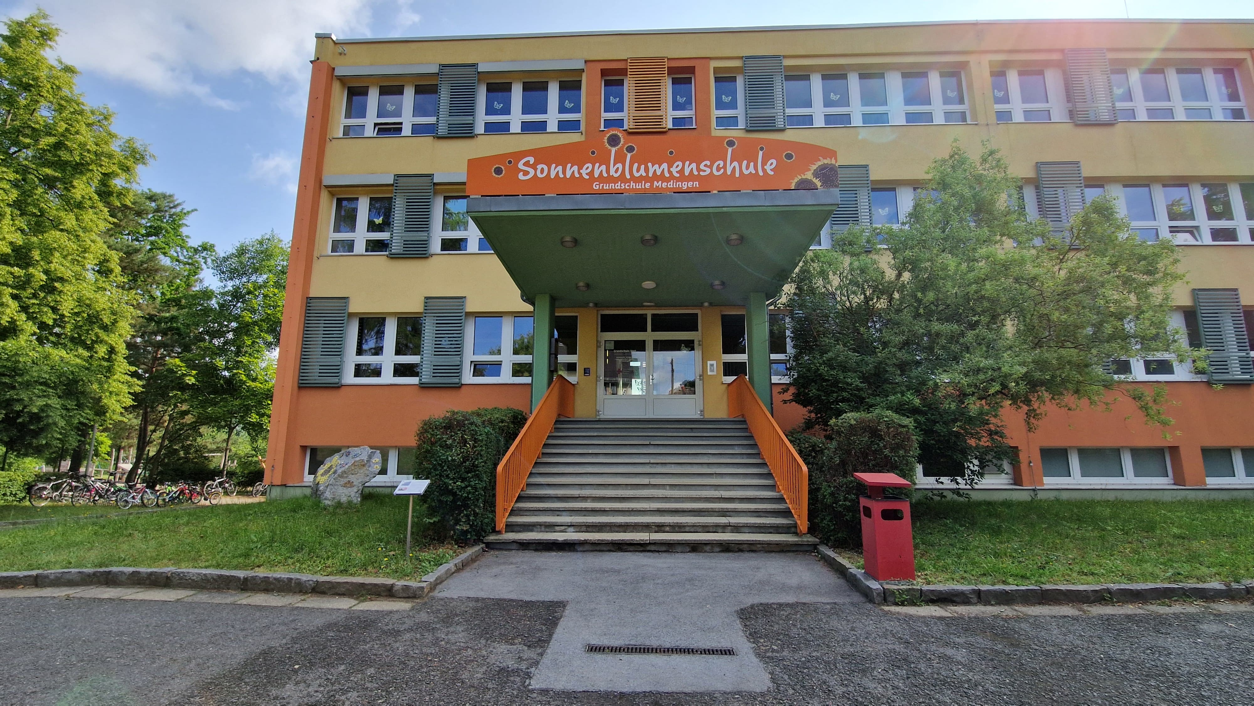 Außenansicht mit Treppe und Eingangsbereich