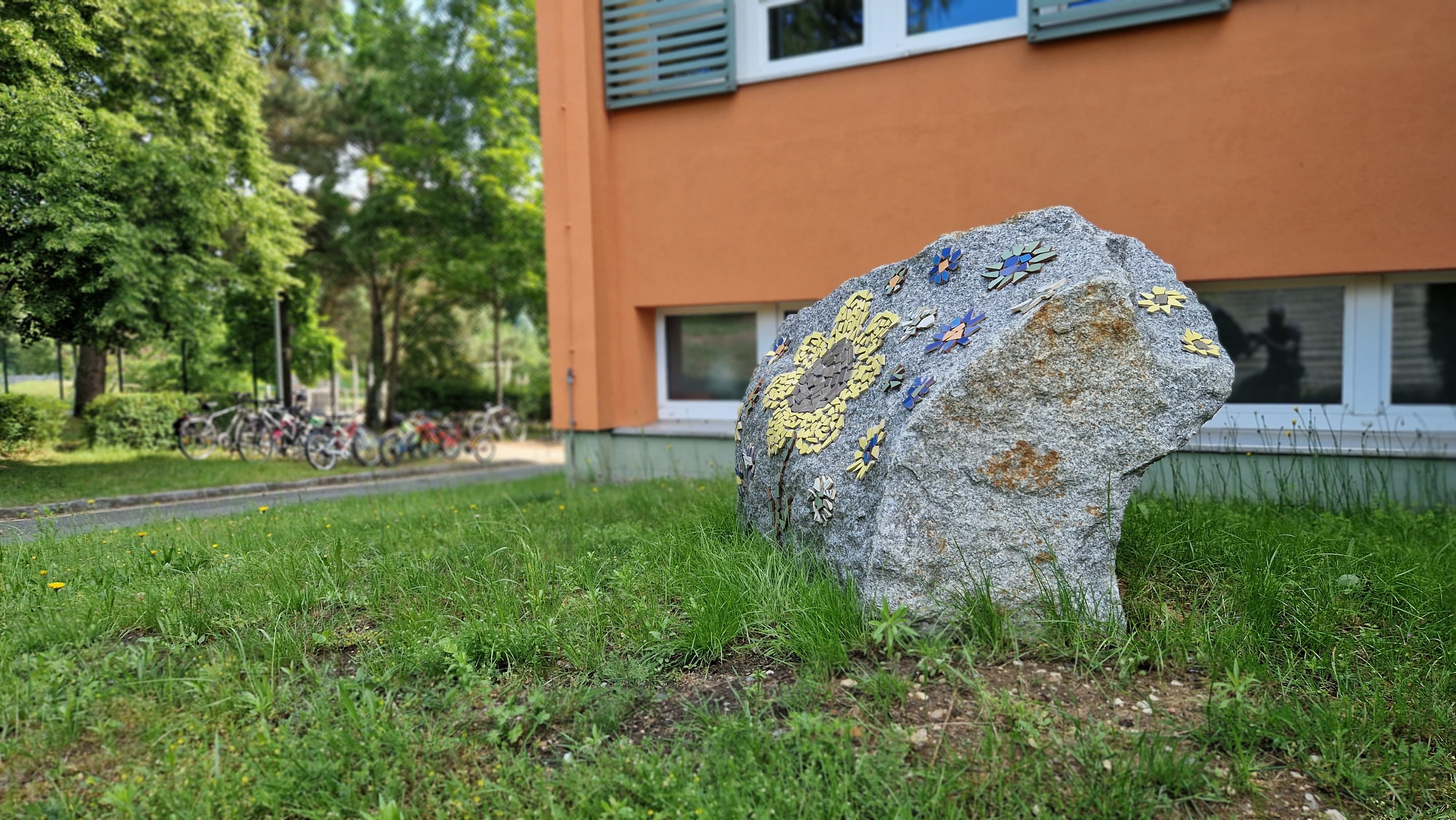 Geschmückter Stein vor dem Eingang