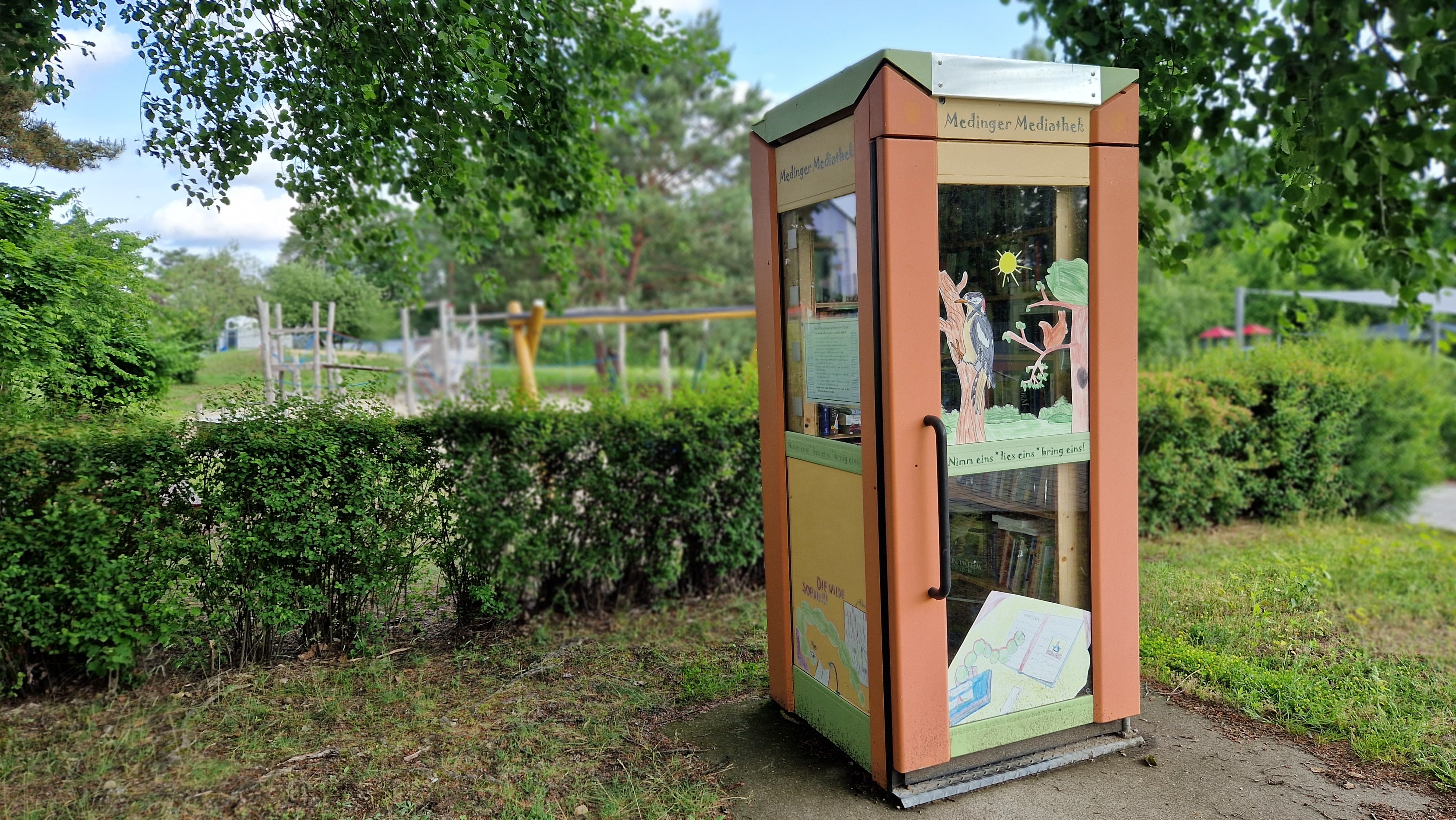 Alte Telefonzelle zum Büchertauschen
