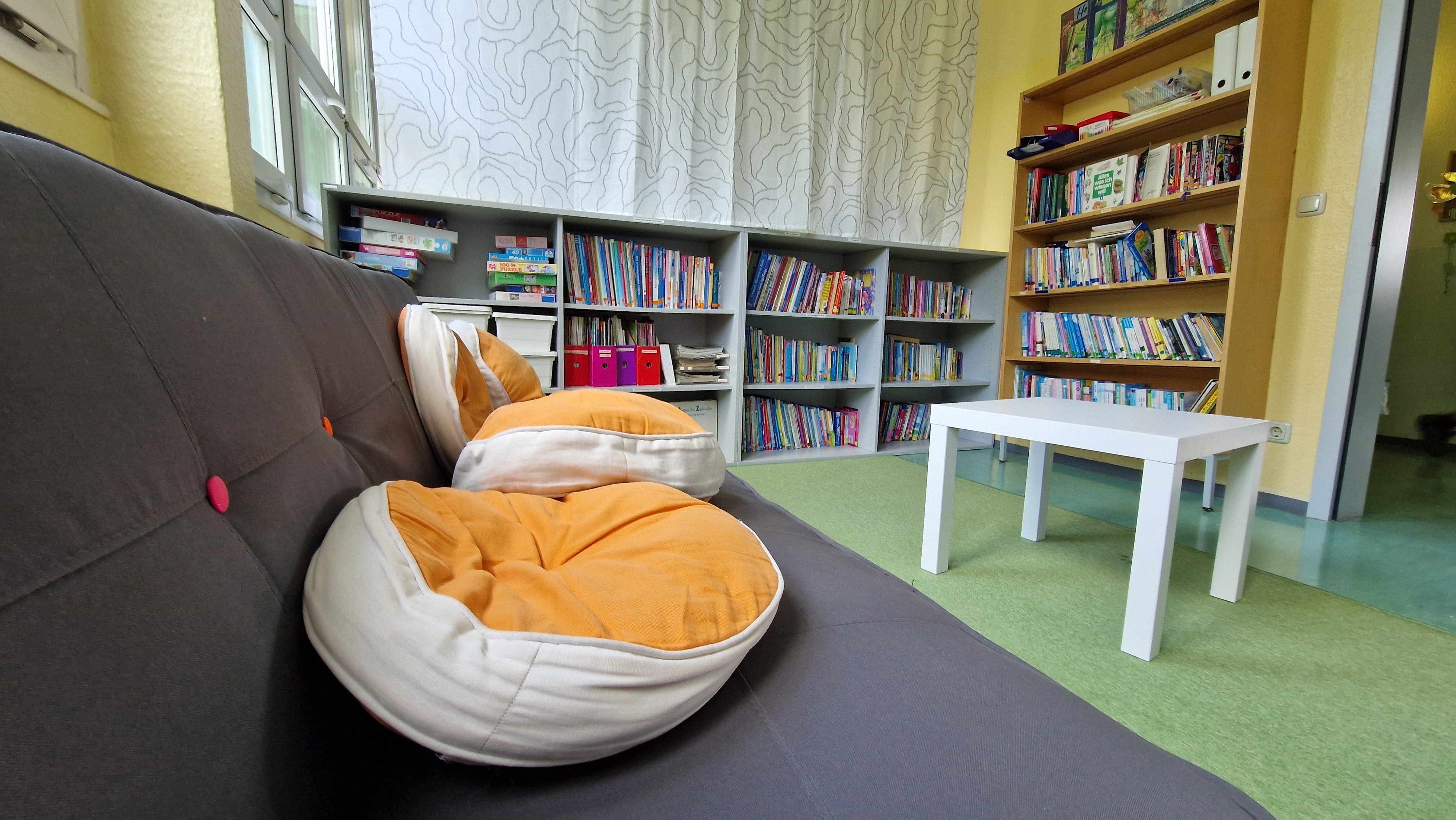 Spiel- & Leseecke mit Regal und Sofa