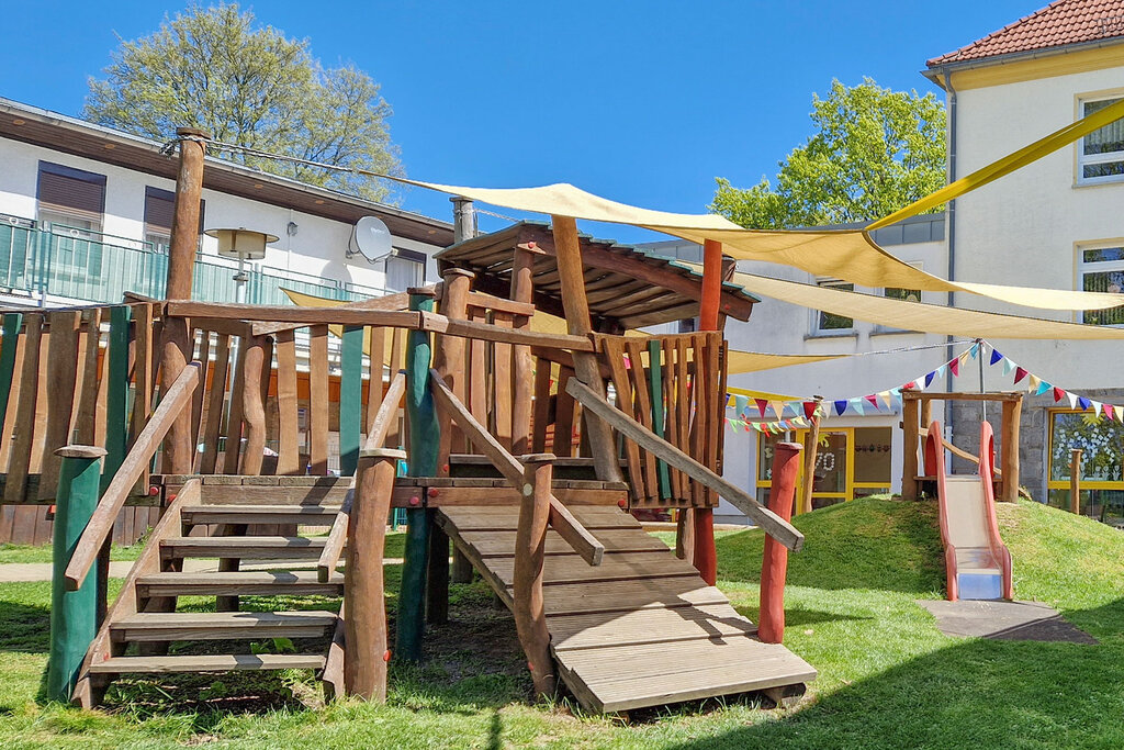 Krippenspielplatz mit Klettergerüst