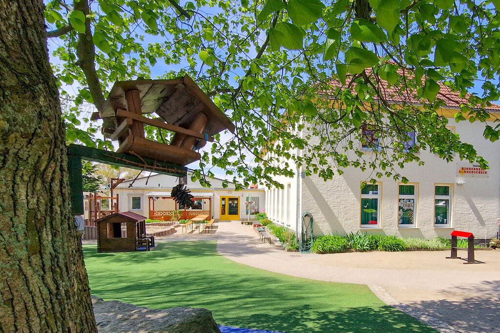 Vogelhaus am Baum auf dem Kita-Gelände