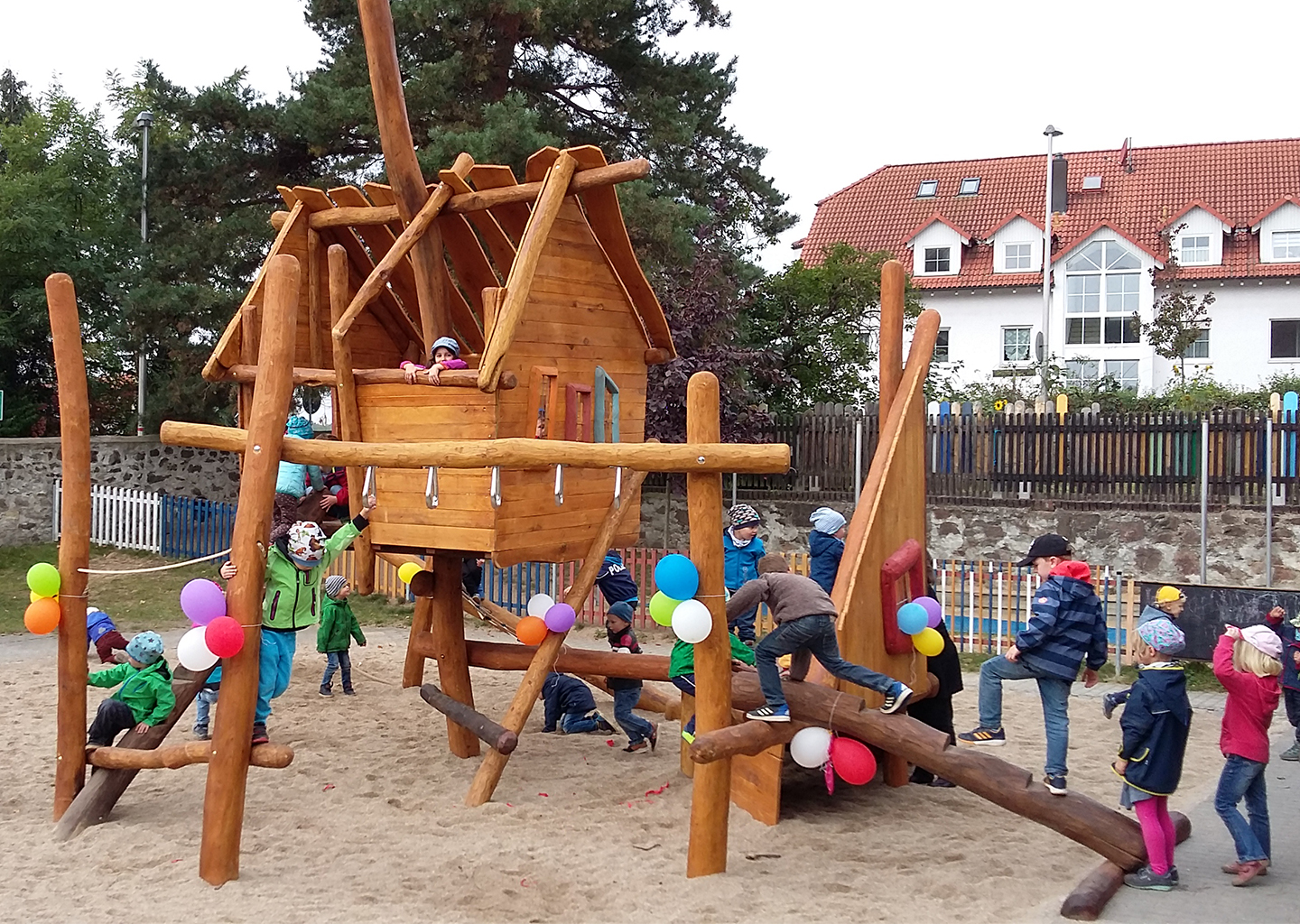 Kinder spielen auf einem Klettergerüst aus Holz