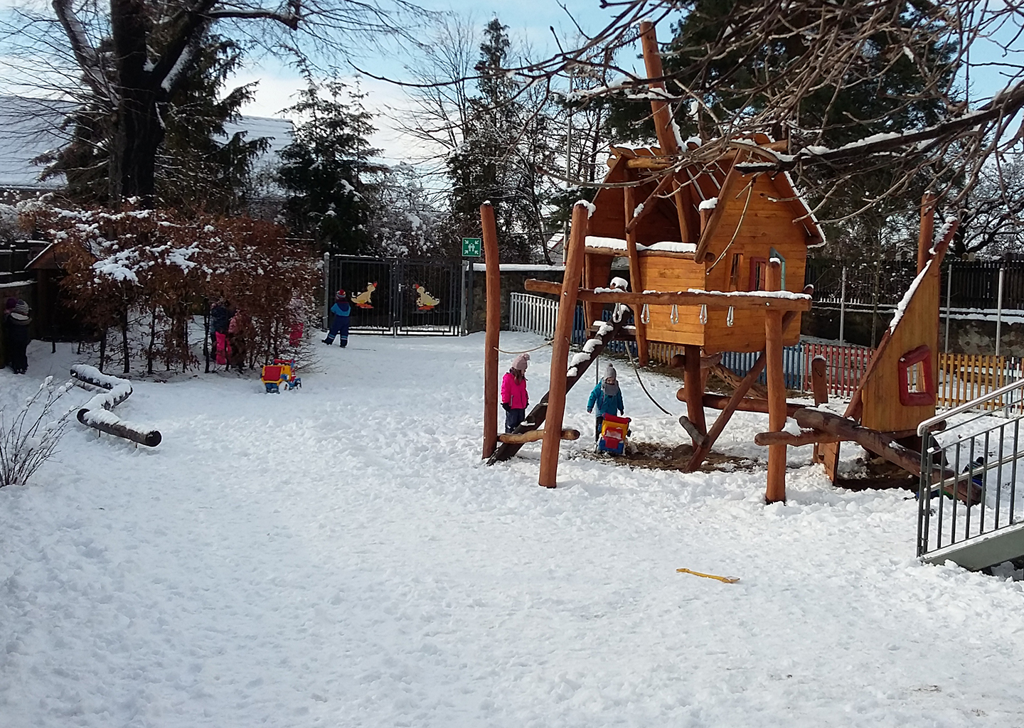 Holz-Klettergerüst im Schnee