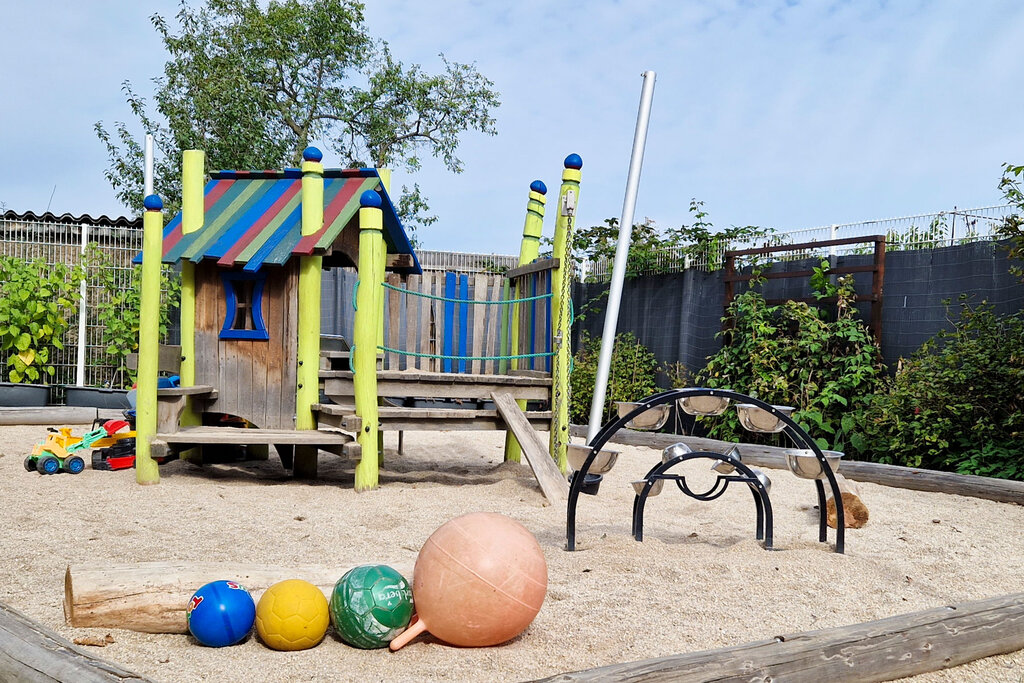 Sandspielplatz mit Kletterelementen und Bällen