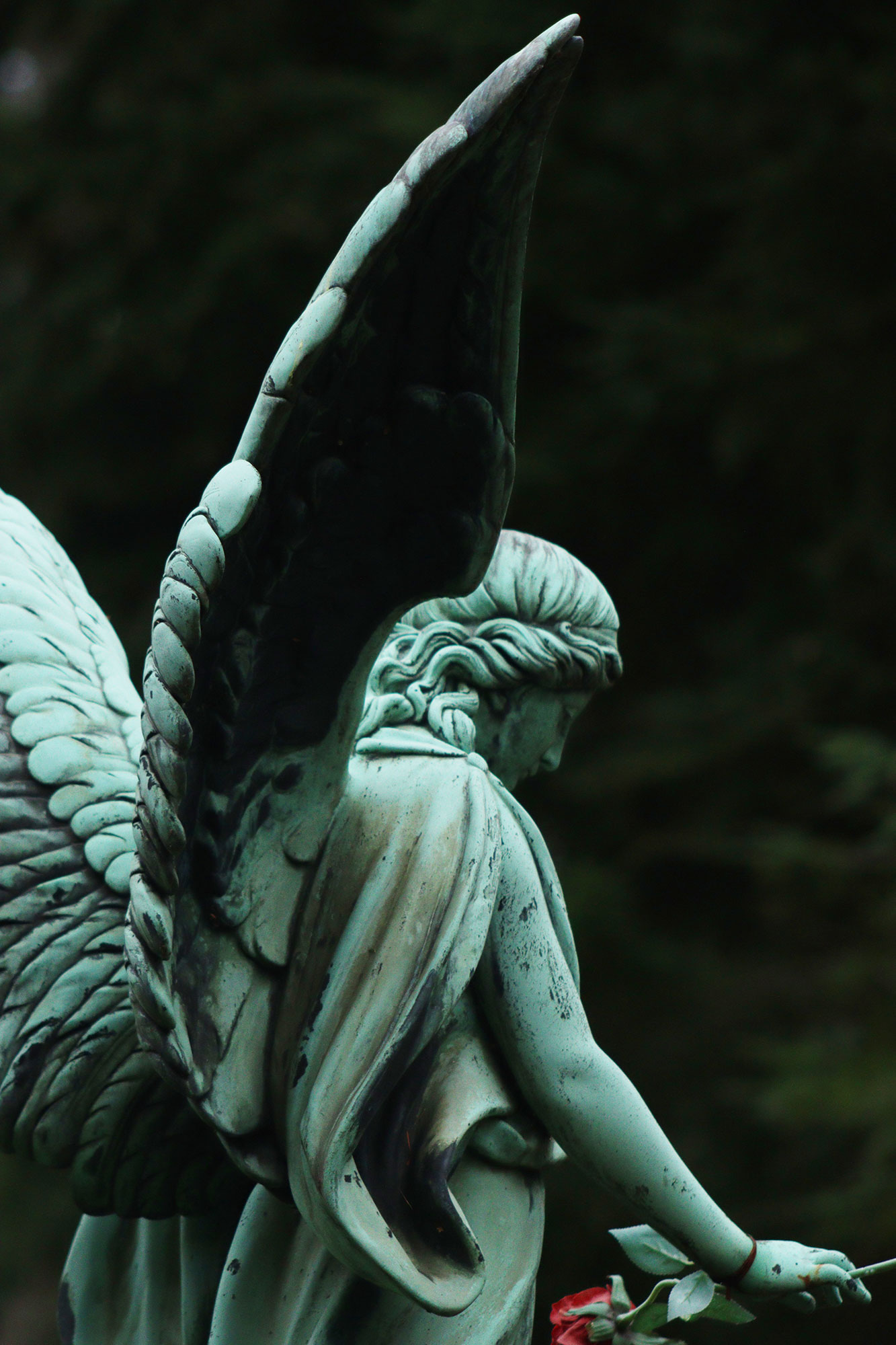 Steinerne Engels-Figur auf Friedhof