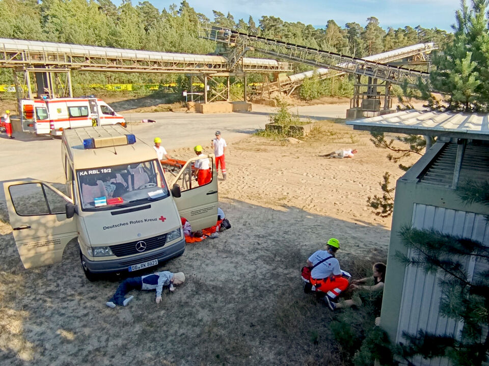 Sanitäter des DRK versorgen während einer Übung im Kieswerk-Gelände Verletztendarsteller