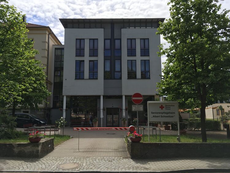 Eingang des DRK Seniorenpflegeheims „Albert Schweitzer“ in Langebrück