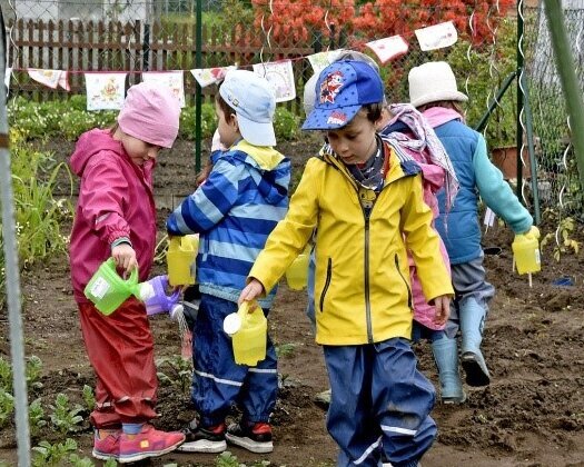 Kinder beim Gießen