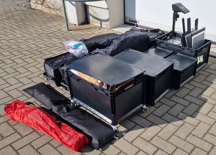 Schwarze Kisten, in denen die Teddyklinik verpackt ist