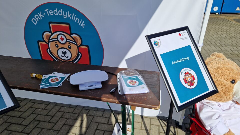 Infostänger "Anmeldung", Babywaage, Maßband und Stethoskop