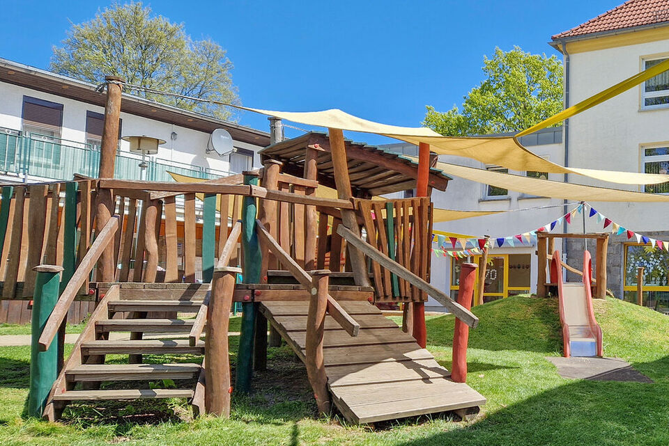 Krippenspielplatz mit Klettergerüst