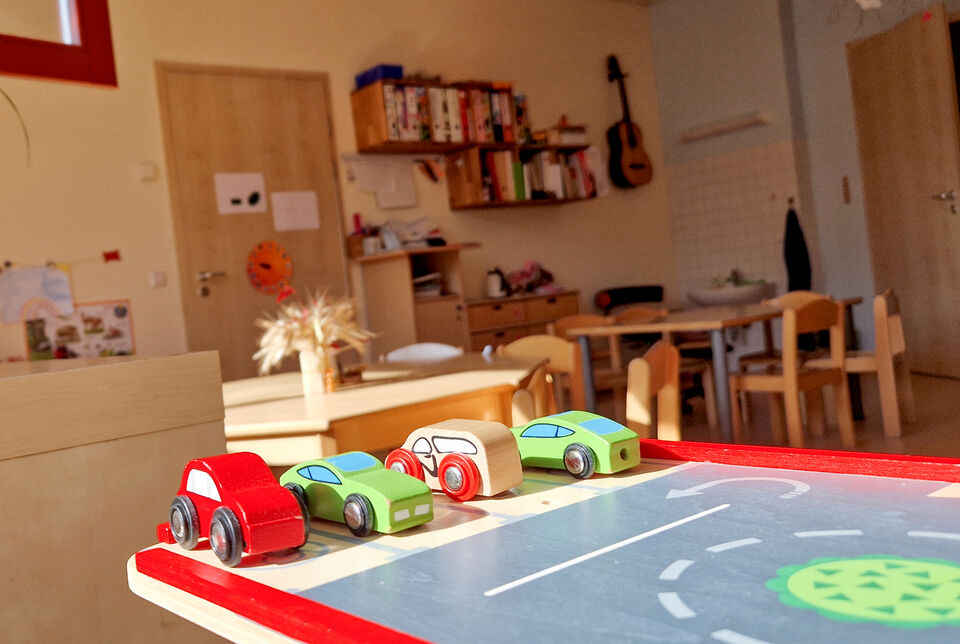 Spieltisch mit Holzautos und -flugzeugen