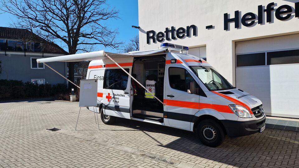Einsatzleitwagen mit ausgefahrener Markise