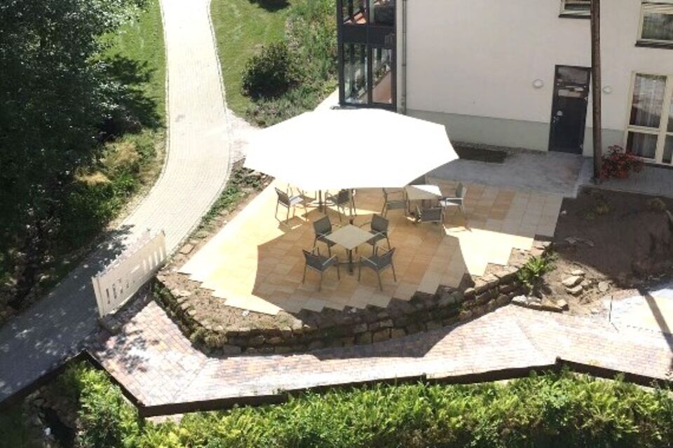 Terrasse mit Sonnenschirm im Garten