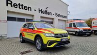 Einsatzfahrzeug des LNA, im Hintergrund KTW und Hallentore
