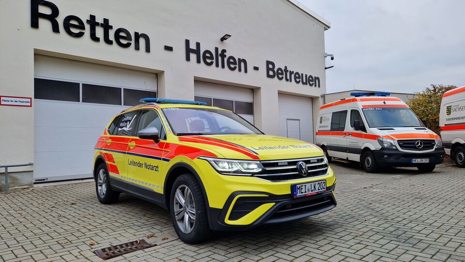 Einsatzfahrzeug des LNA, im Hintergrund KTW und Hallentore