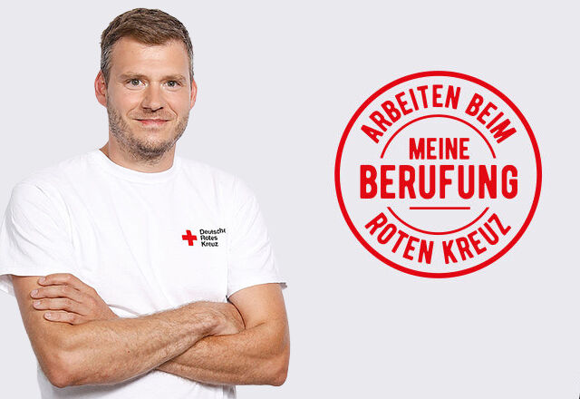 Person in weißem DRK-Shirt