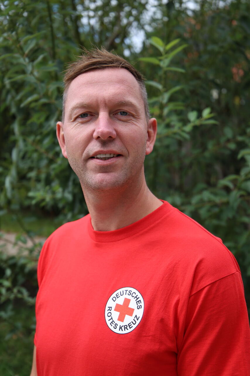 Portraitbild Mann mit rotem T-Shirt