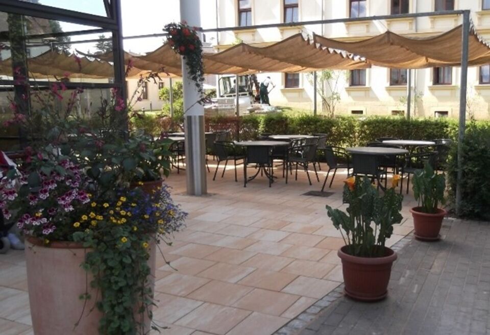 Terrasse mit Sonnensegel und Blumen