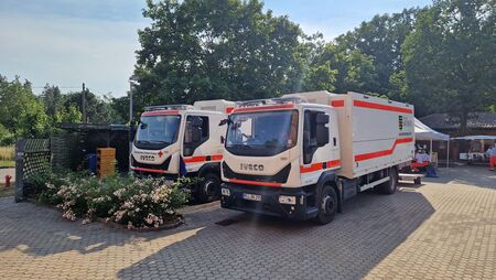 Zwei Gerätewagen Versorgung, Feldkochherd im Hintergrund