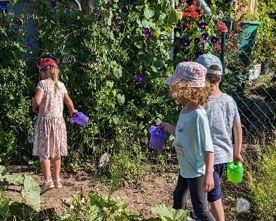 Kinder beim Gießen