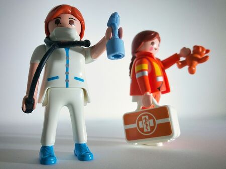 Zwei Plastik-Spielfiguren in Arztkleidung