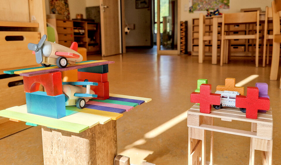 Holzspielzeuge, Autos, Spielzeuggebäude
