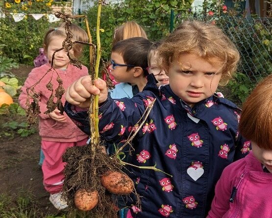 Kinder bei der Ernte