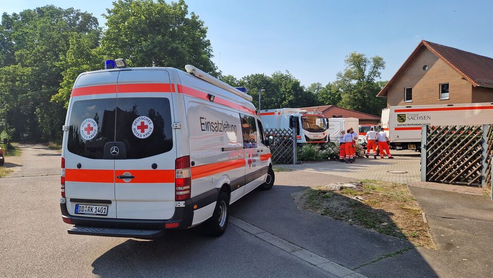 ELW und SEG Versorgung DRK Dresden-Land Einsatzleitwagen, Gerätewagen Versorgung und Feldküche, Einsatzkräfte beim Waldbrand-Einsatz